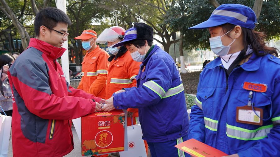 1611917975318090eVzX.jpg 傳化集團副總裁徐迅向環衛工代表發放“傳化關愛大禮包”2.JPG