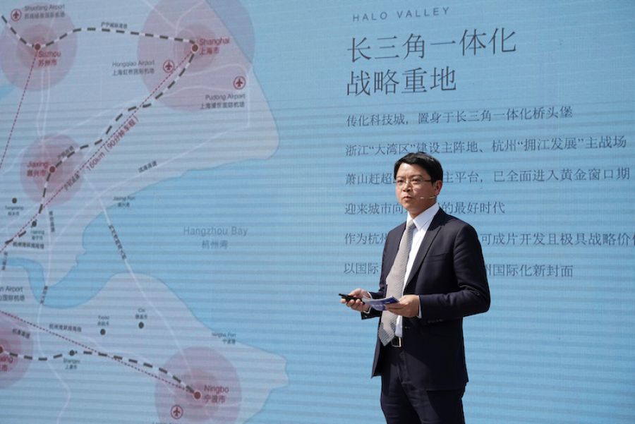 1616497331425911TmCU.jpg 科技城公司副總裁蔣掌科介紹錢灣智谷項目情況.JPG