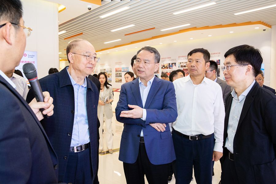 1619745848679958IMOb.jpg 董事長交流近景或特寫1(1).jpg